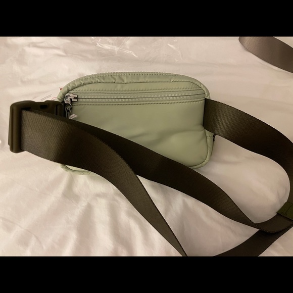 Lululemon team Canada limited edition everywhere quilted belt bag sage unisex - Picture 8 of 9